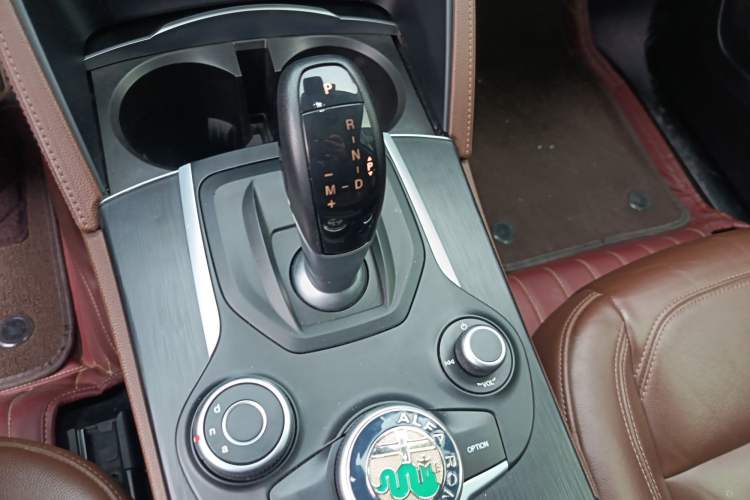Used Alfa Romeo Stelvio 2017 2.0T 200HP Elite Edition Gear Lever