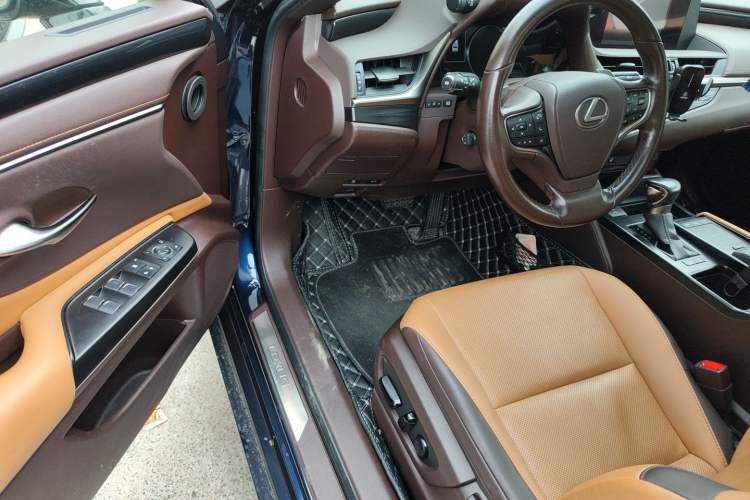 Used Lexus ES 2020 300h Deluxe Edition Driver Seat
