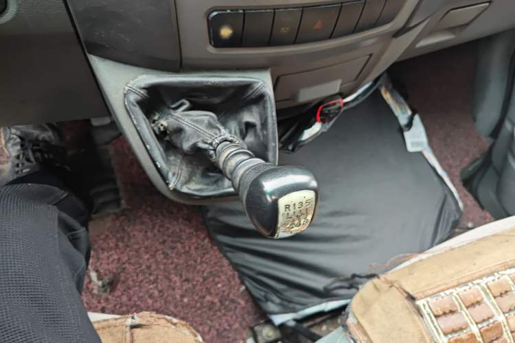 Used Dongfeng Yufeng 2014 2.5T YuliBao Logistics Vehicle Low-Trim Version with Short Wheelbase and Mid-Roof Design – ZD25 Gear Lever