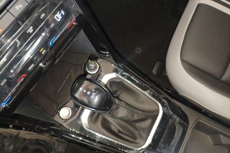 Used Volkswagen T-ROC 2025 Facelift Model 2 300TSI DSG Two-Wheel Drive Chenguang Edition
