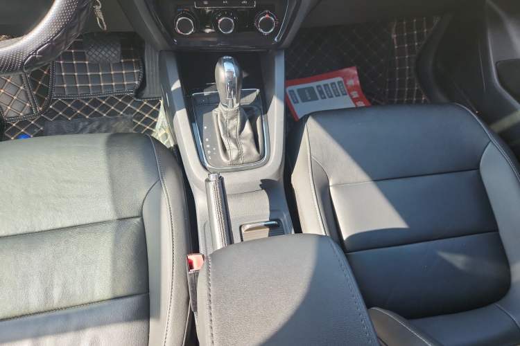 Used Volkswagen Sagitar 2016 230TSI 25th Anniversary Edition Gear Lever