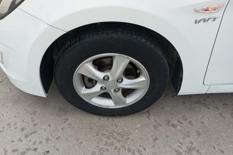 Used Hyundai Verna Ray 2014 1.4L Automatic GLX Left Front Wheel Hub