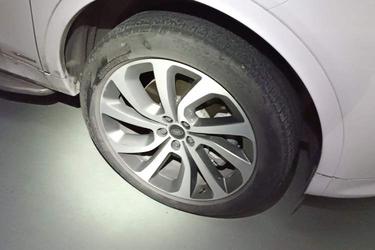 Used Land Rover Discovery Sport 2022 249 PS R-Dynamic S Performance Edition 5 Seats Right Front Wheel Hub