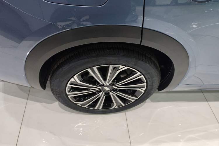 Used Geely Galaxy Xingjian 7 EM-i 2025 120km Flagship Edition Right Rear Wheel Hub