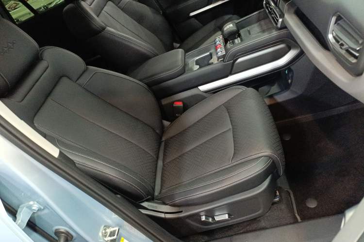 Used Formula Leopard Titanium 3 2025 501 km Range Rear-Wheel Drive Intelligent Driving Max Edition