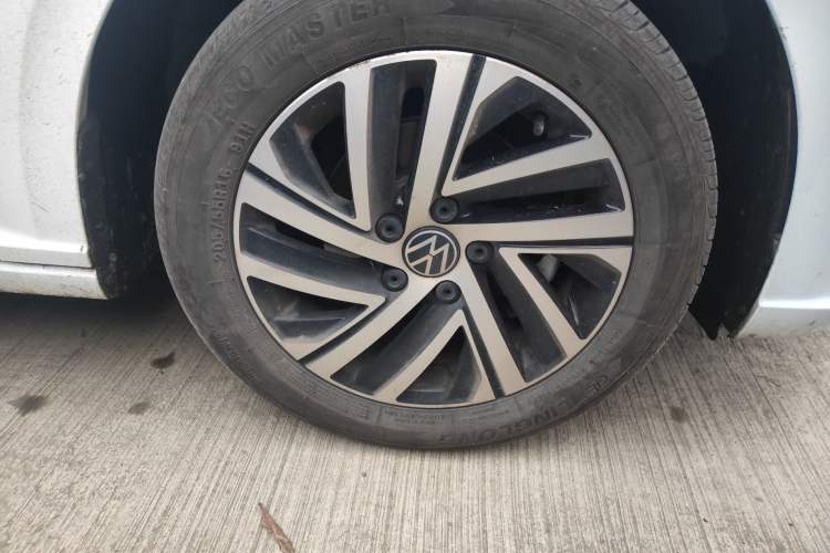 Used Volkswagen Lavida 2024 1.5L Automatic Starry Sky 5 Million Edition Right Front Wheel Hub