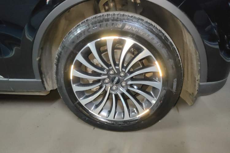 Used Lincoln Aviator 2022 3.0T V6 Four-Wheel Drive Luxury Edition Right Front Wheel Hub