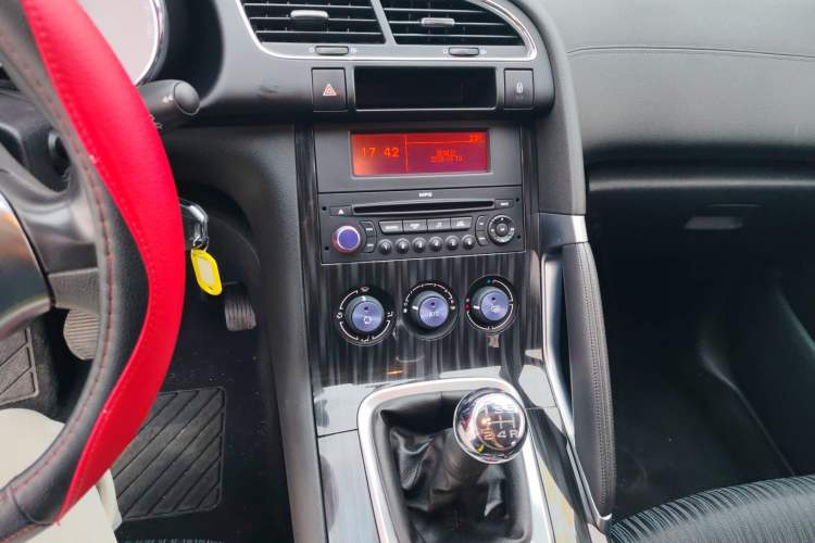 Used Peugeot 3008 2015 2.0L Manual Classic Edition Audio And AC Panel