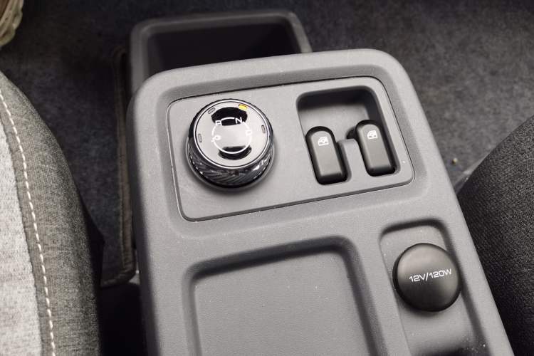 Used Wuling Yangguang 2024 300km Comfort-Grade Passenger Van 60kW Gear Lever