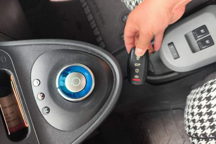 Used ORA Black Cat 2022 Updated Version 301 km Cute Pet Edition Lithium Iron Phosphate Vehicle Key