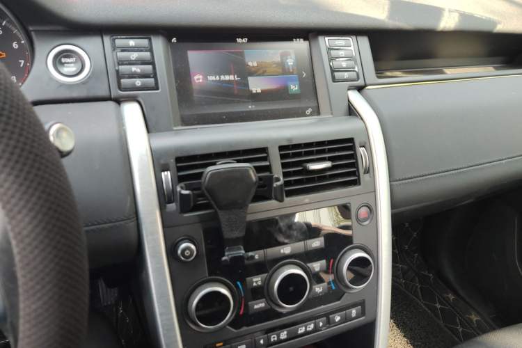 Used Land Rover Discovery Sport 2017 2.0T SE Audio And AC Panel