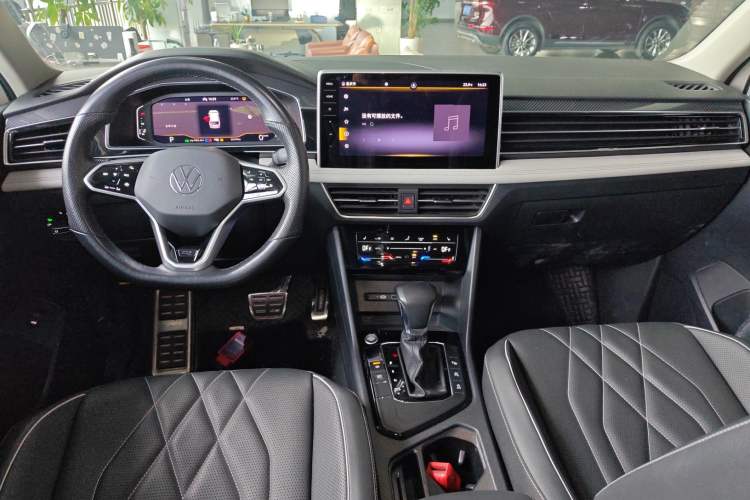 Used Volkswagen Tiguan L 2022 330TSI Automatic Two-Wheel Drive R-Line Enhanced Edition Center Console