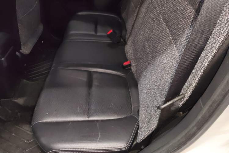 Used Mitsubishi Outlander 2016 2.4L 4x4 Elite Edition 7-Seater Left Rear Seat