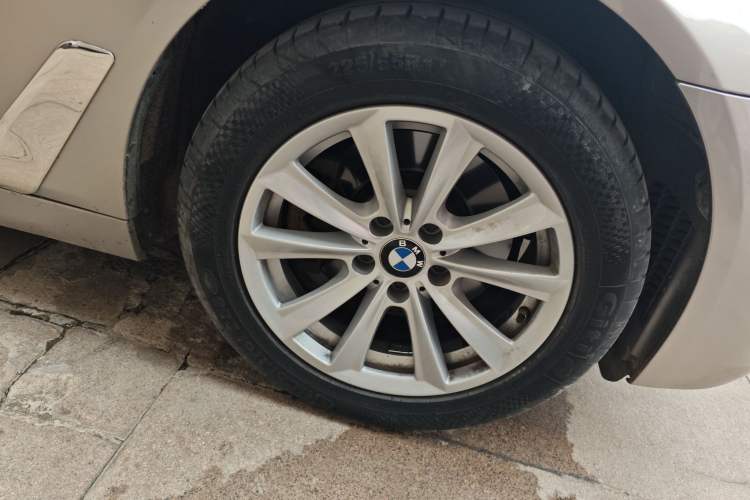 Used BMW 5 Series 2014 520Li Elegant Model
