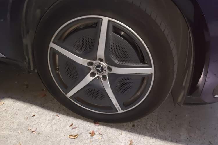 Used Mercedes-Benz EQS SUV 2023 450 4MATIC Pioneer Edition Right Front Wheel Hub