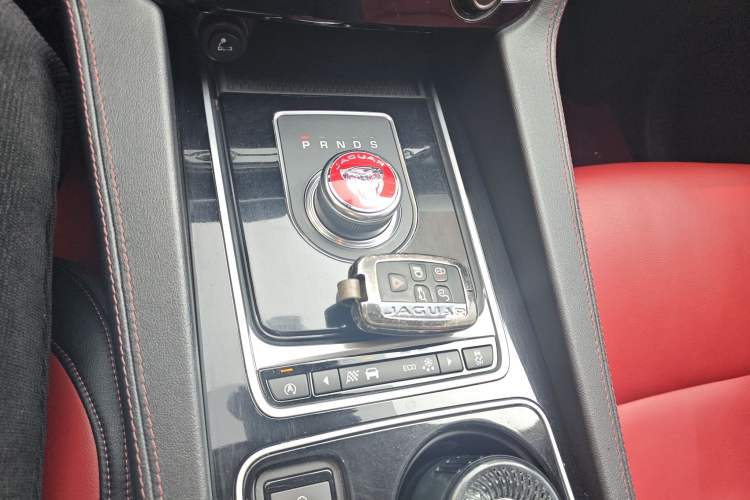 Used Jaguar F-PACE 2016 2.0T Two-Wheel-Drive R-Sport Sport Edition