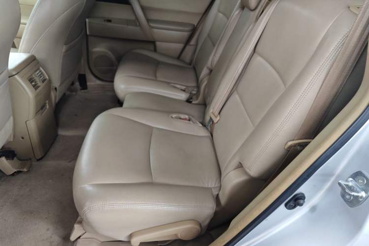 Used Toyota Highlander 2011 2.7L Two-Wheel Drive 5-Seater Elite Edition Left Rear Seat