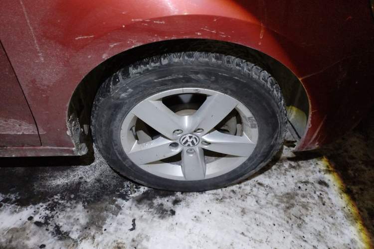 Used Volkswagen Sagitar 2014 Revised Version 1.4TSI Automatic Luxury Edition Right Front Wheel Hub