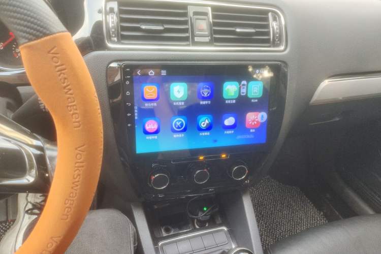 Used Volkswagen Sagitar 2015 230TSI Manual Comfort Version Audio And AC Panel