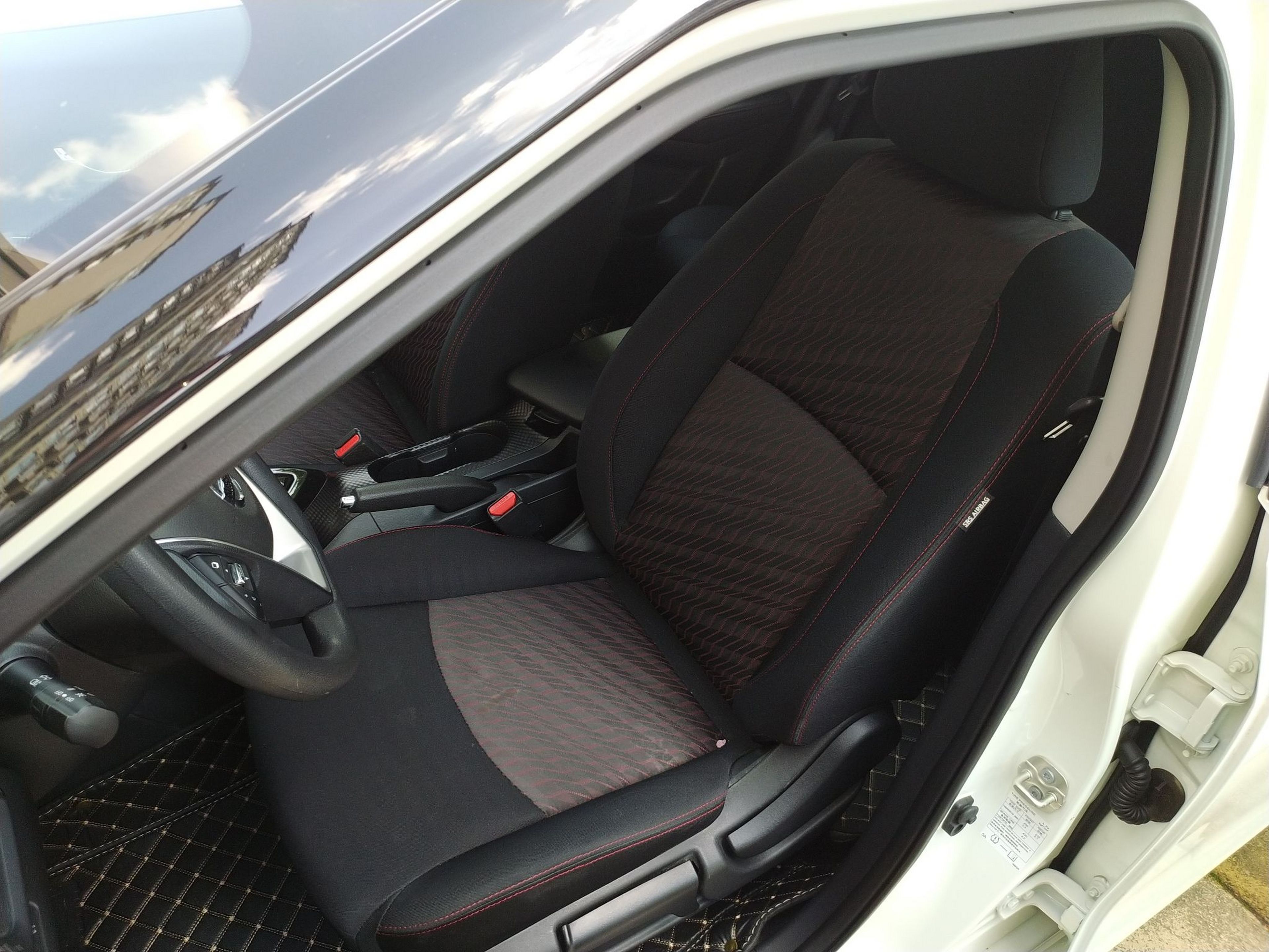 المقاعد الأمامية داخل السيارة