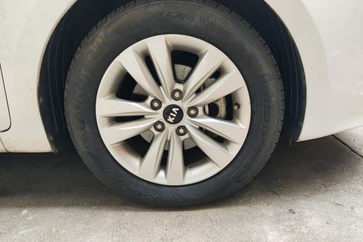 Used Kia K4 2014 1.8L Automatic GLS Right Front Wheel Hub