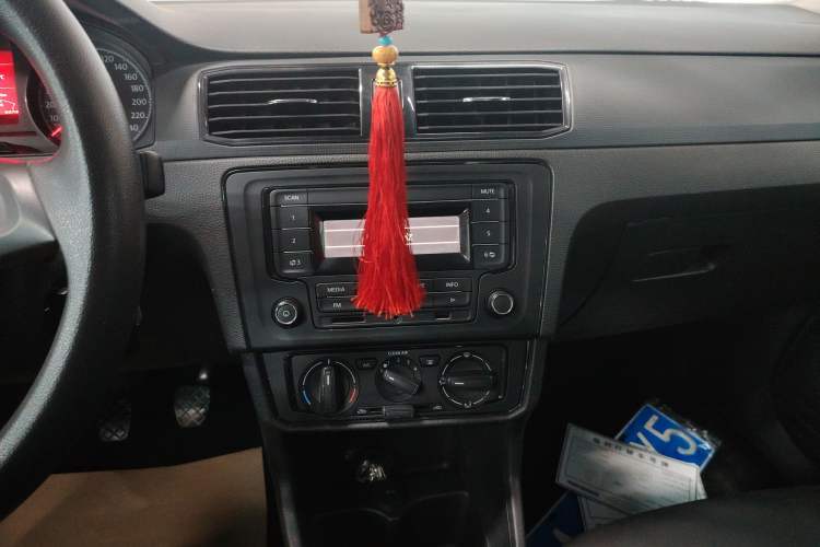 Used Volkswagen Santana 2021 1.5L Manual Fashion Edition Audio And AC Panel