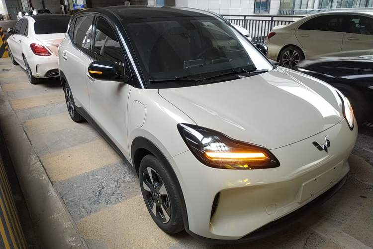 Used Wuling Bingo PLUS 2024 330 km Range Five-Seater Version Front Right 45 Deg