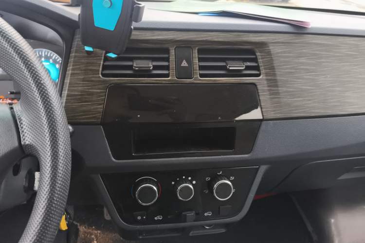 Used Jinbei Hiace X30 CNG 2023 1.5L Natural Gas Super-Enjoyment Passenger Van 5/6/7 Seats No Air Conditioning SWCC15M
