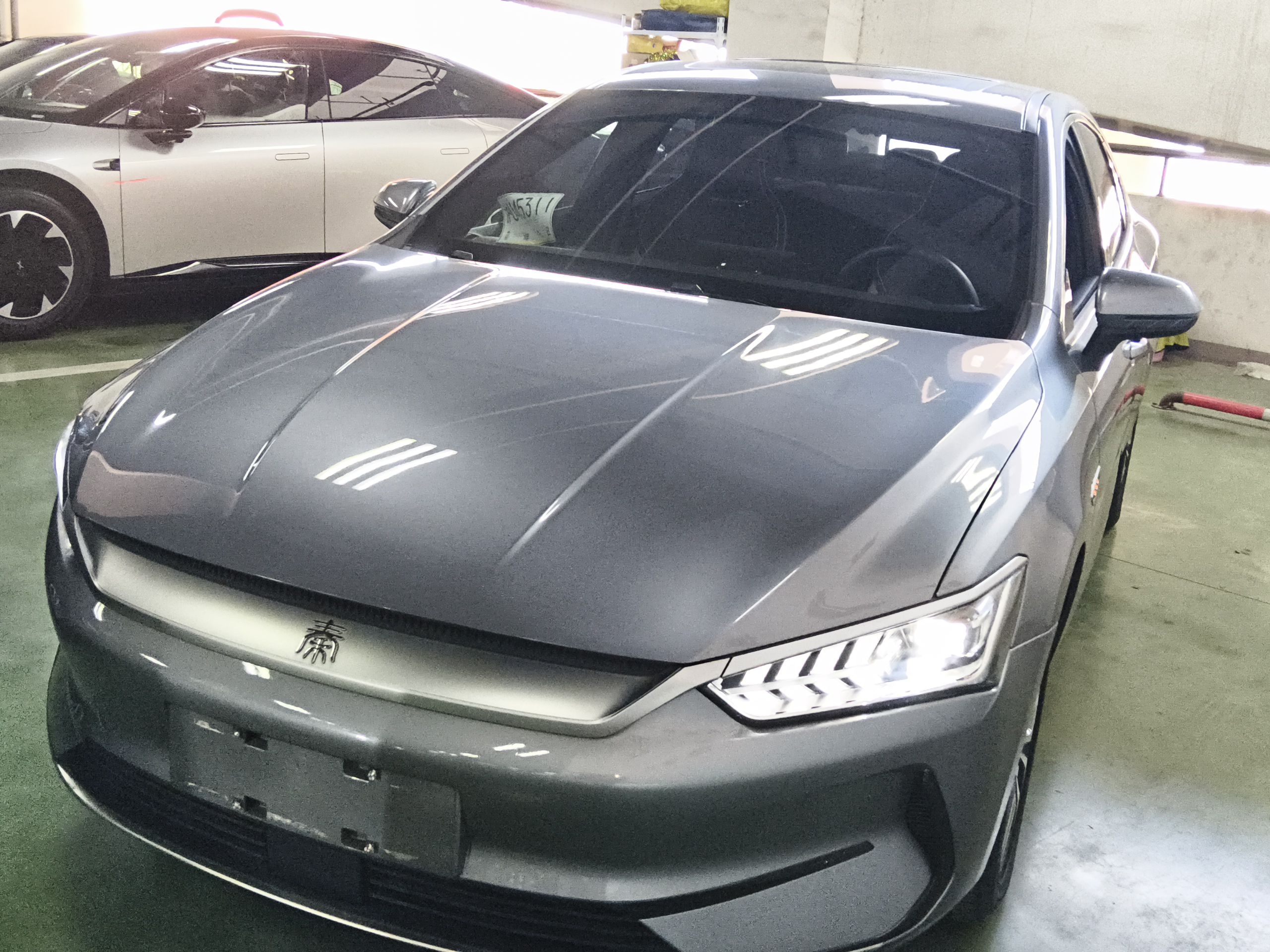 Под передней частью автомобиля