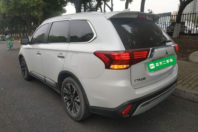 Used Mitsubishi Outlander 2019 2.4L 4x4 Zhi Xiang Edition 7 Seats China VI Standard