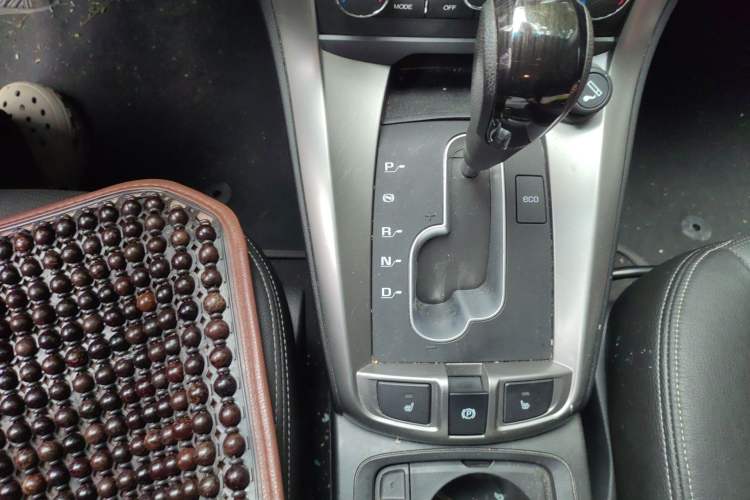 Used Chevrolet Captiva 2017 2.4L 4x4 Flagship Edition 7-Seater Gear Lever