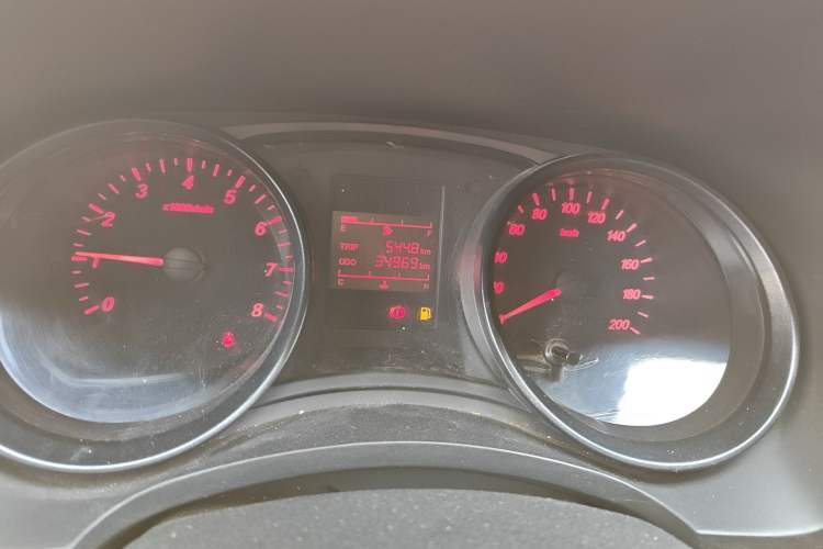 Used Wuling Hongguang 2021 1.5L Revised S Base Version with Electric Power Steering LAR Odometer Close Up