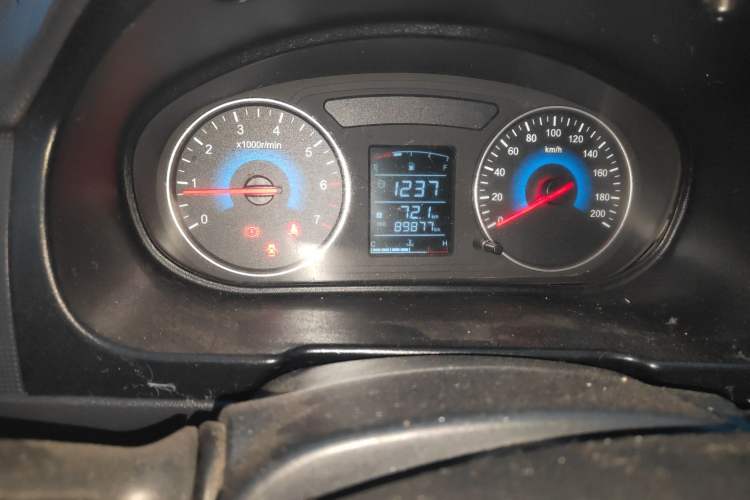 Used Dongfeng Fengon 370 2016 1.5L Manual Standard Edition SFG15-02 7 Seats Odometer Close Up