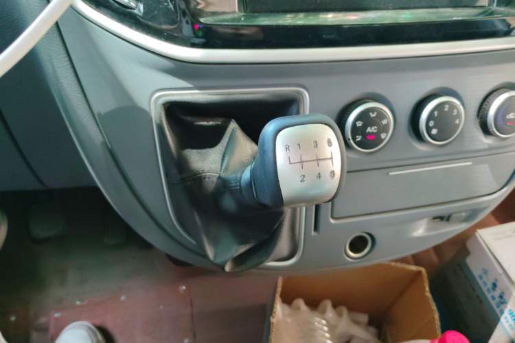 Used SAIC MAXUS Xintu V80 2023 2.0T Manual Classic Aoyuntong Power Version Short Wheelbase Ultra-Low Roof 5/6-Seater
