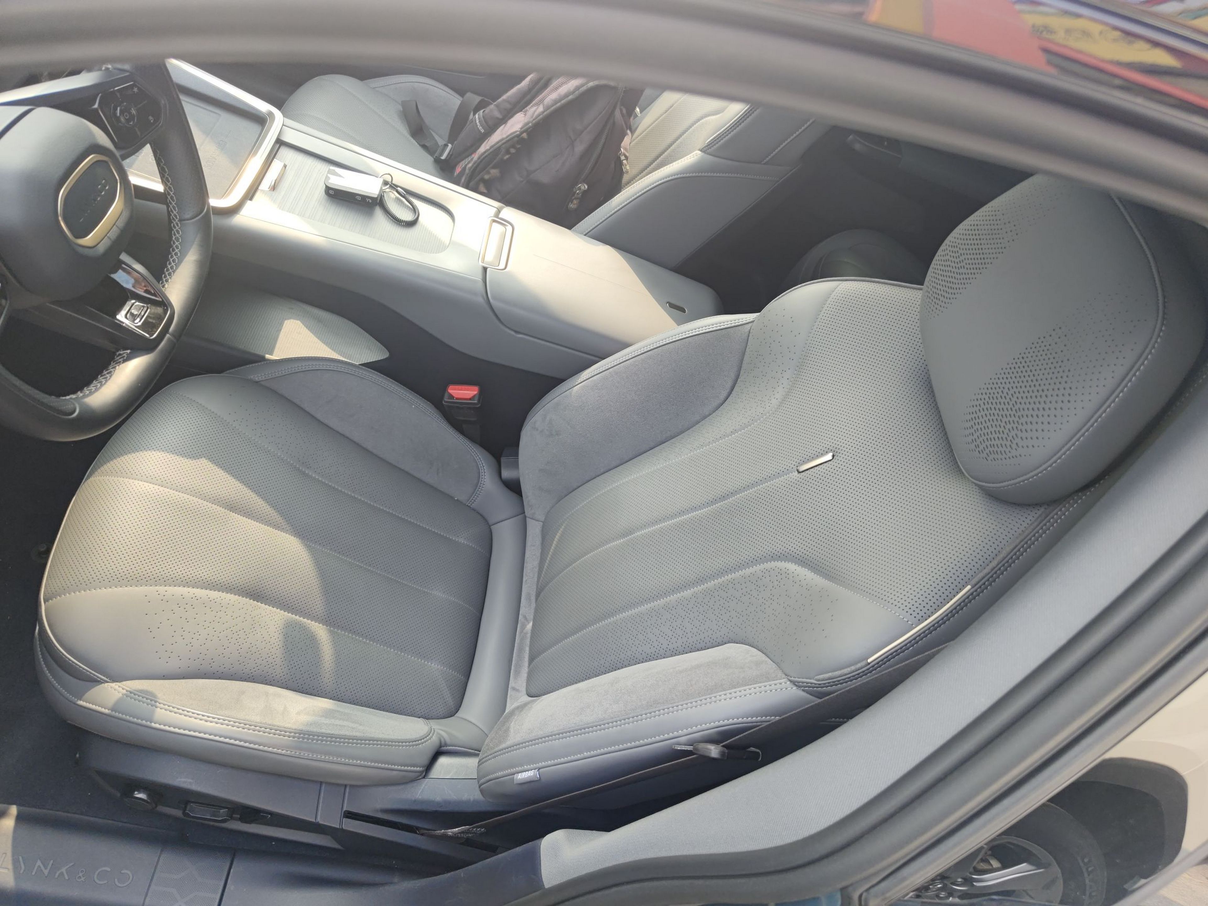 المقاعد الأمامية داخل السيارة