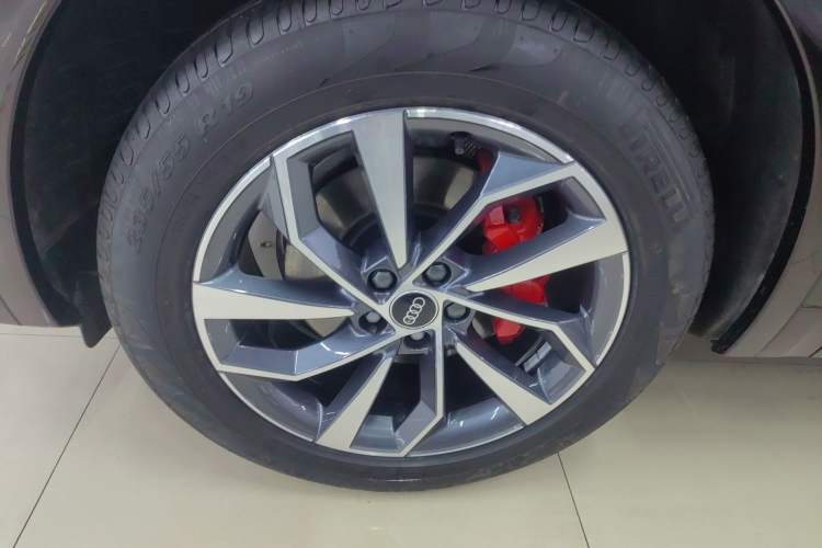 Used Audi Q5L 2023 40T Luxury Dynamic Model Left Front Wheel Hub