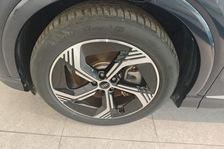 Used Audi Q4 e-tron 2024 40 e-tron Boundary Edition Left Front Wheel Hub