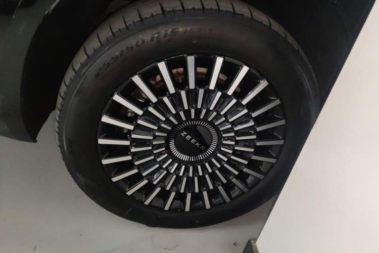 Used Zeekr 009 2024 7-Seater Walk-Through Version Four-Wheel Drive 108 kWh Exterior 5