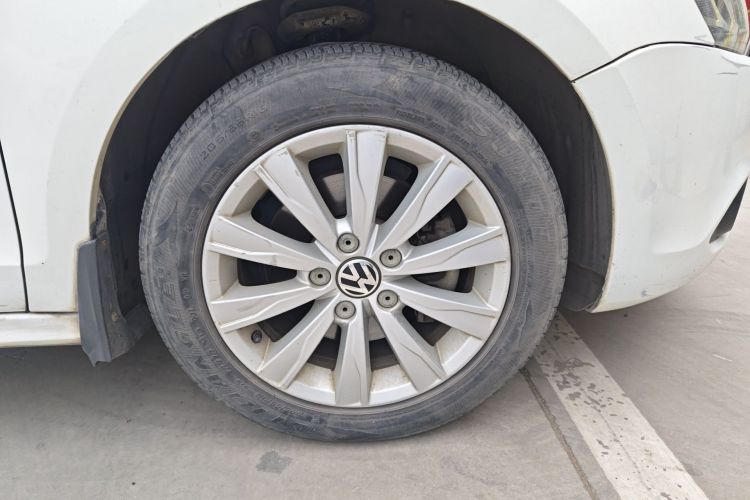 Used Volkswagen Sagitar 2014 Revised Version 1.4TSI Automatic Luxury Edition Right Front Wheel Hub