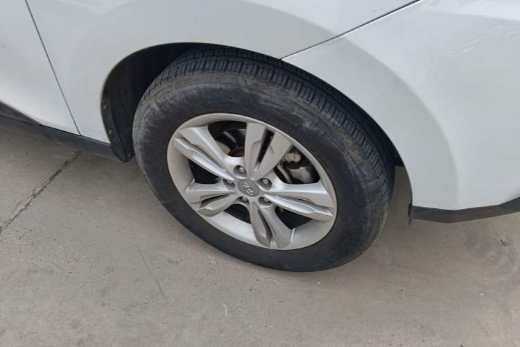 Used Hyundai ix35 2012 2.0L Automatic 4x4 Prestige Edition GLS Right Front Wheel Hub