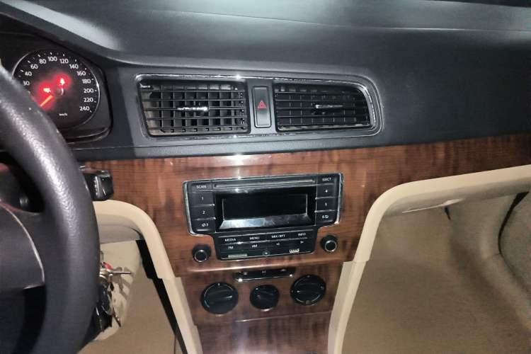 Used Volkswagen Lavida 2013 Restyled Classic 1.6L Manual Comfort Edition Audio And AC Panel