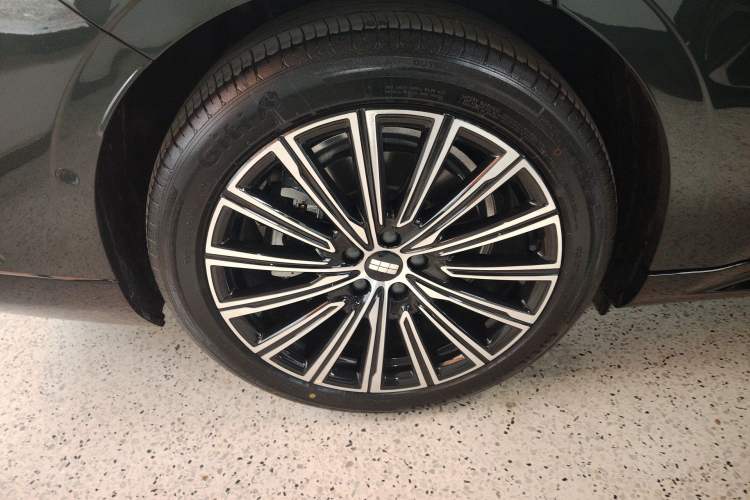 Used Geely Galaxy 8 2025 130km EM-i Flagship Edition Right Rear Wheel Hub