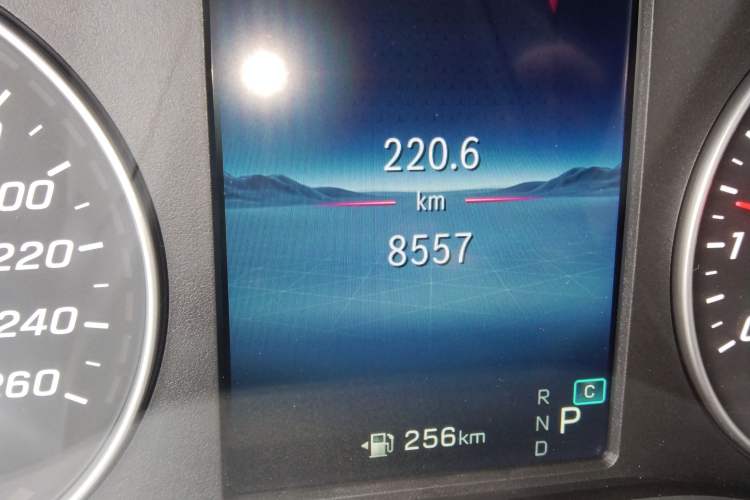 Used Mercedes-Benz Vito 2024 2.0T Business Version 7 Seats Odometer Close Up