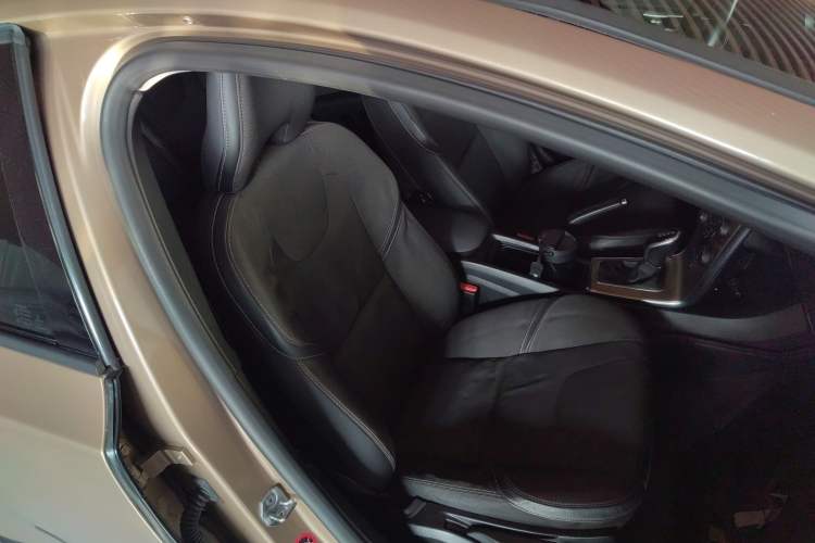 Used Volvo V40 2014 Cross Country 2.0T Zhiyi Edition
