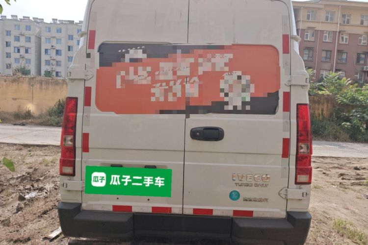 Used Iveco Daily 2023 2.5T V37 Van Long Wheelbase Mid-Roof Design Dual Tires Side-Swing Doors 2-3 Seater