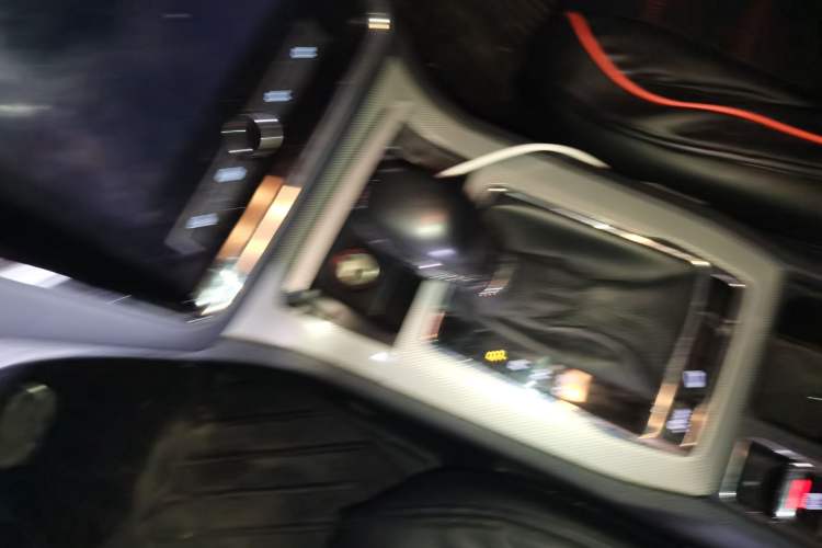 Used Roewe RX5 2016 20T Two-Wheel Drive Automatic Internet Smart Edition Gear Lever