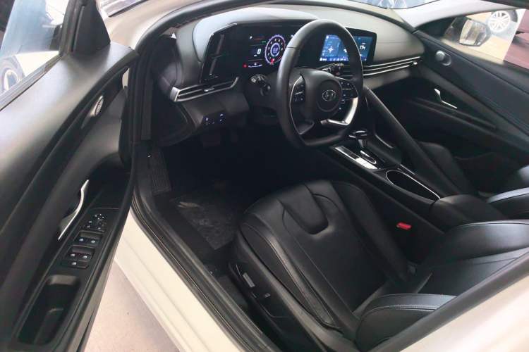 Used Hyundai Elantra 2022 1.5L CVT LUX Prestige Edition Driver Seat