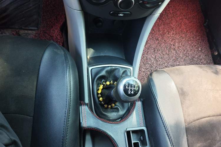 Used Hyundai Verna (older generation) 2016 1.4L Manual Smart GLS Trim Gear Lever