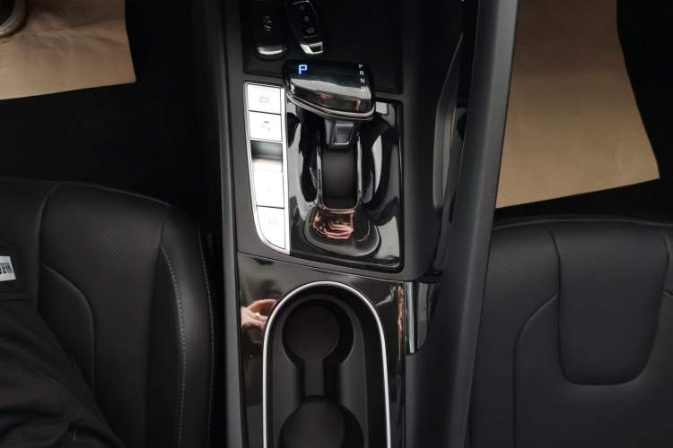 Used Hyundai Elantra 2022 1.5L CVT LUX Prestige Edition Gear Lever