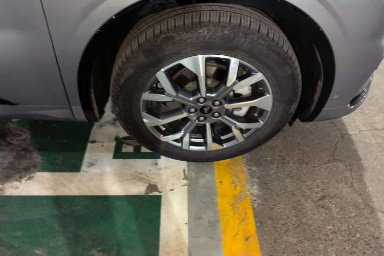 Used Ford Edge 2023 Edge L 2.0T EcoBoost E-Hybrid Four-Wheel Drive Seven-Seat Supreme Model Right Front Wheel Hub